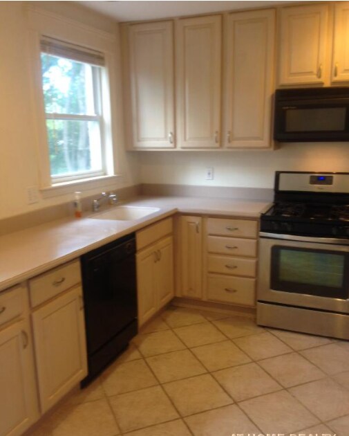 47 Algonquin Rd, Chestnut Hill, MA 02467