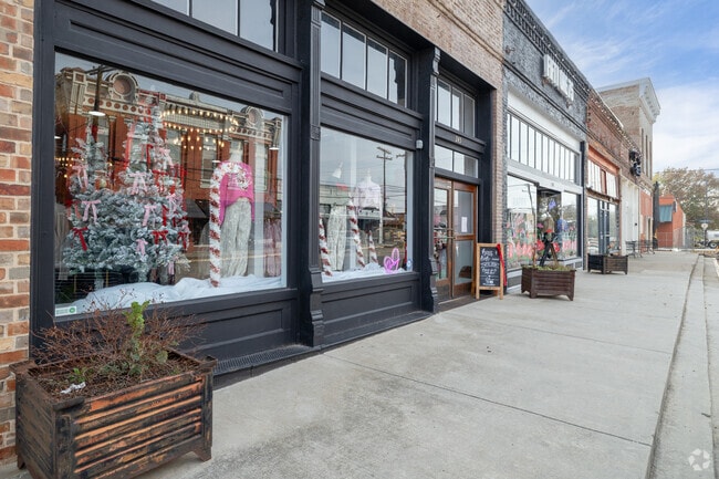 Boutiques line Van Alstyne's shopping district.