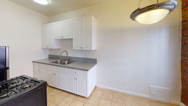 Arwyn Manor Apartments...New York Style..Newly Remodeled Apartments...Hardwood Floors! CALL NOW!, Los Angeles, CA 90005 - photo 6