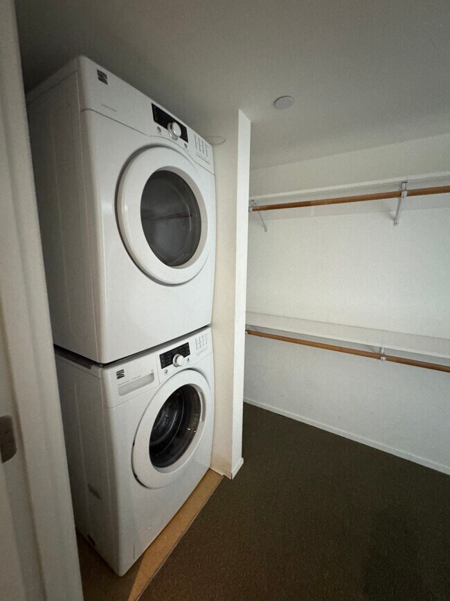 Wahser & Dryer / Closet