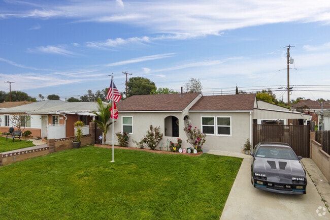 Candlewood Country Club borders streets with older ranch-style homes.