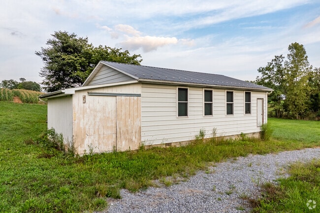 Shady Pond School is a cozy little school for big ideas and learning.