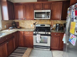 469 7th St Unit A, Palisades Park, NJ 07650