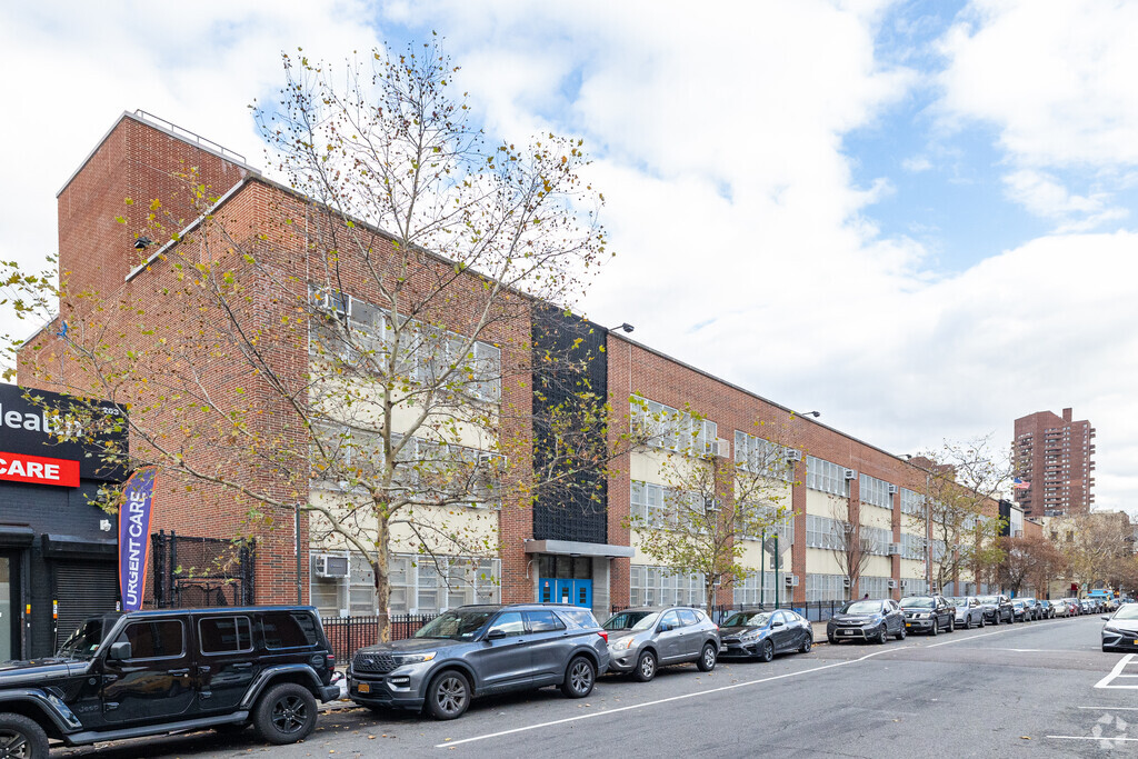PS 182 The Bilingual Bicultural School in Harlem has a large student body.
