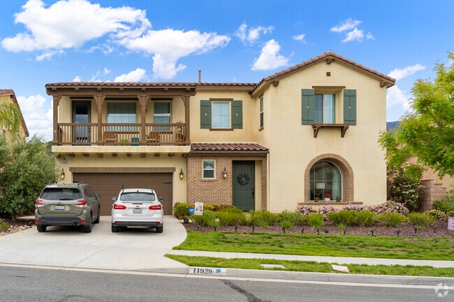 Discover the beauty of Sycamore Creek's homes and landscapes in Temescal Valley.