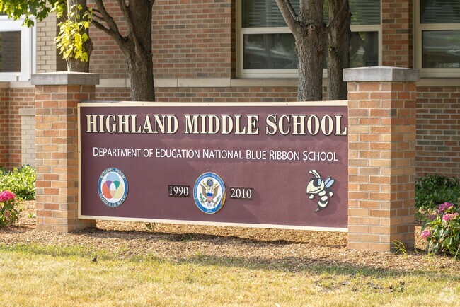 Highland Middle School is a highly rated, public school located in Libertyville, Illinois.