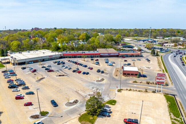 Grocery and other shopping is easily accessible on the north side of Doudna Heights-Glen Oaks.