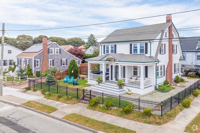 New Bedford homes along the shoreline invoke a classic cape cod aesthetic.