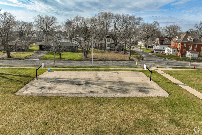 Paw Paw offers a small basketball court.