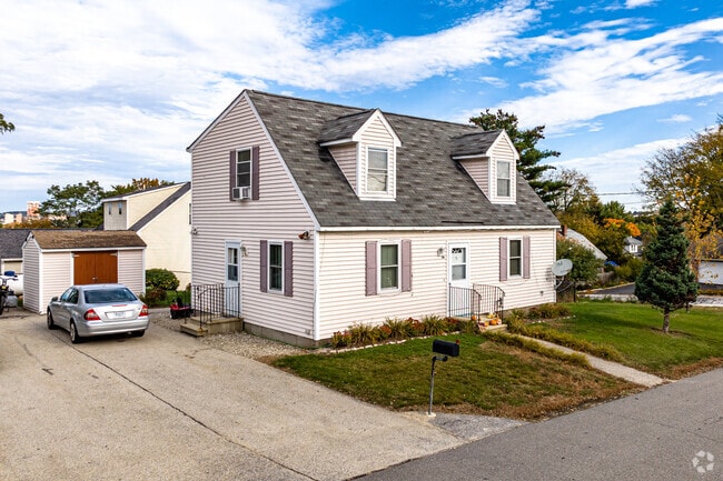 Many homes in Bakersville have detached garages.