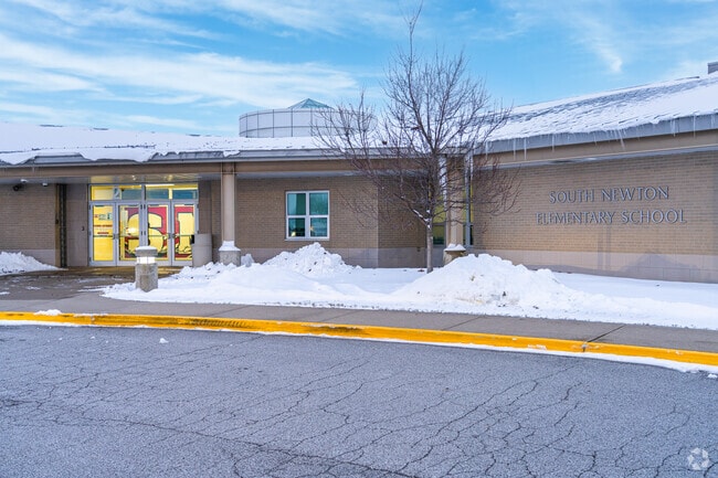 South Newton Elementary School has 439 students with a student-teacher ratio of 14 to 1.