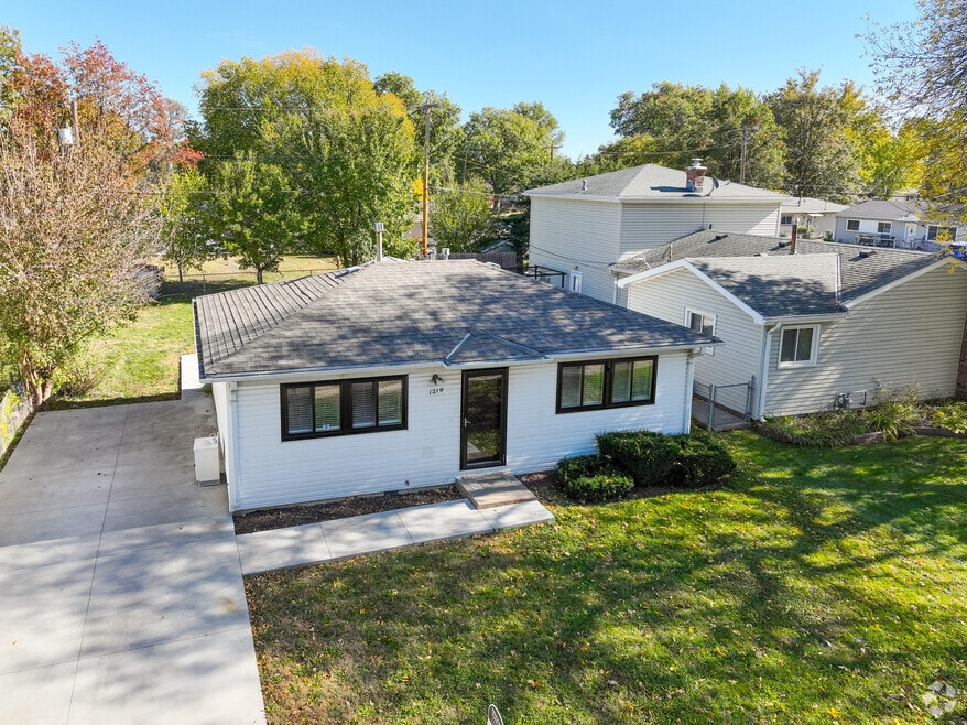 1210 N 54th St, Lincoln, NE 68504 - photo 2