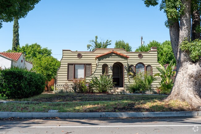 Lincoln Park offers diverse home styles from Victorian to Craftsman in Pomona.