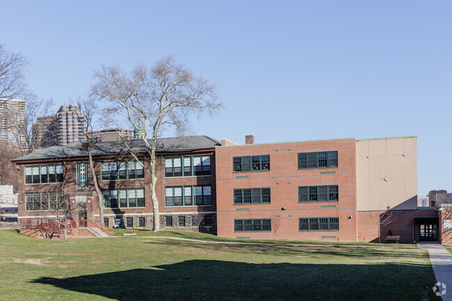 Eleanor Van Gelder Elementary School in Edgewater, NJ gets a rating of B from Niche.
