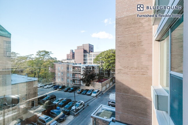 5600 N Sheridan Rd unit FL4-ID923, Chicago, IL 60660 - photo 5