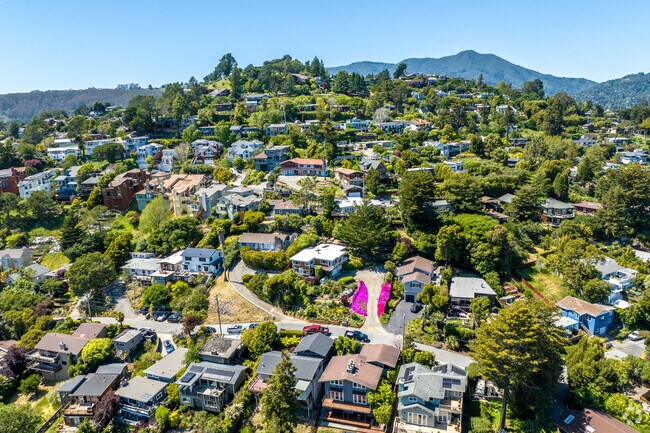Every house in Almonte is in the hills, and people who move there sometimes stay for life.
