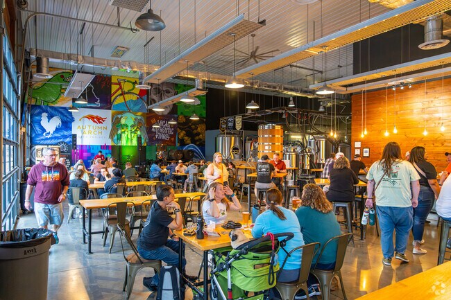 Autumn Arch has a rotating tap of tasty craft beers and brings out a large crowd for its weekly trivia night in Glasgow.