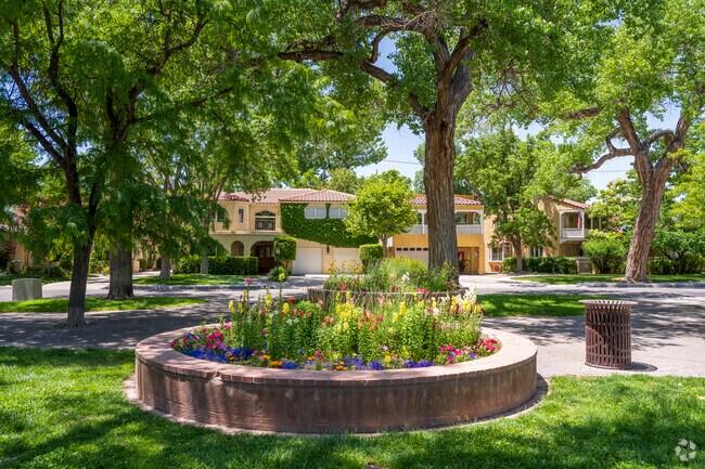 Large, well kept homes surround Oxnard Park in Huning Castle.