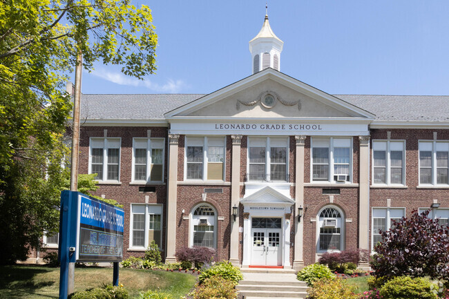 The Leonardo Elementary School has over 260 students in grades K-5 in New Monmouth.
