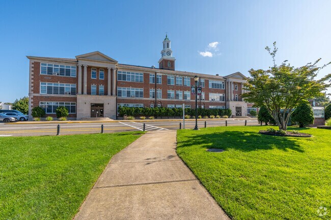 Lindenhurst Middle School has a student-teacher ratio of 12 to 1.