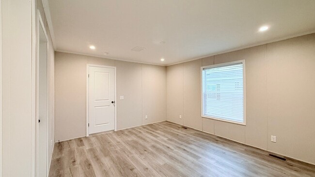 29647 Erie Ct, New Baltimore, MI 48051 - photo 7