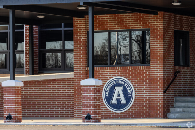 Abingdon High School has a 14:1 student to teacher ratio.