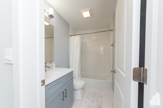 3570 W Dickens Ave unit 2, Chicago, IL 60647 - photo 7