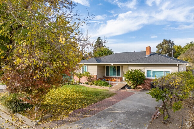 Find your perfect home nestled among trees in Lincoln Village.