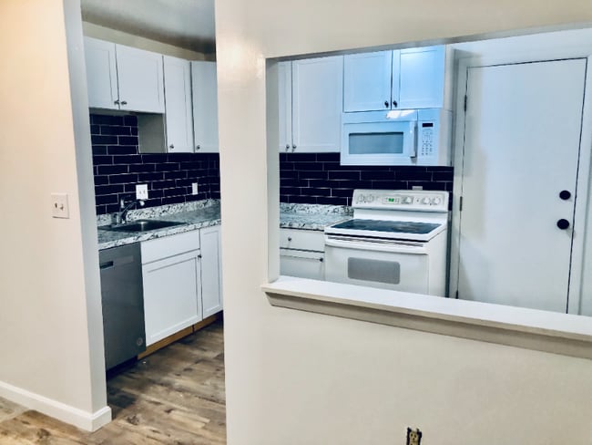 2 Strawberry Bank Rd, Nashua, NH 03062 - photo 3