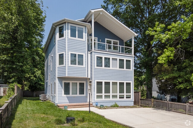 Contemporary beach homes in Annapolis Neck are ideal for large families.