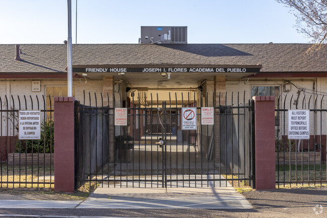Phoenix’s Academia Del Pueblo is rated a 2/10 from GreatSchools.com.