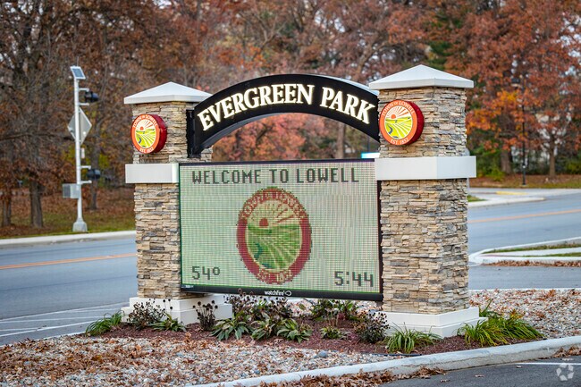 Evergreen Park i located in town of Lowel in Cedar Creek and offers many activities.