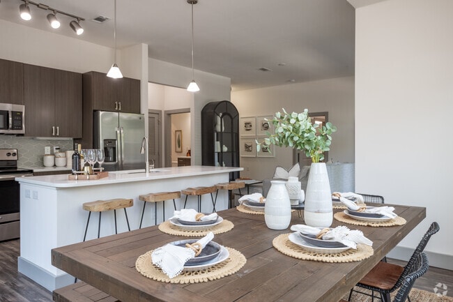 2BR, 2BA - 1306SF B2G/F - Dining Area