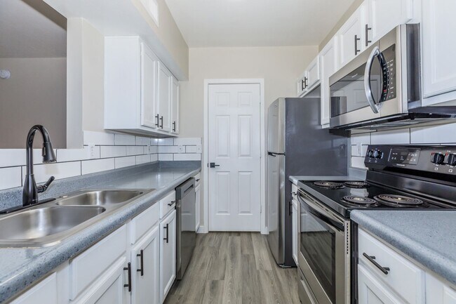 Vertical East Apartments *All Units Remodeled*, Tucson, AZ 85715 - photo 4