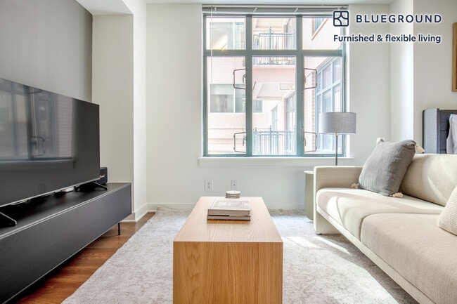 400 8th St NW unit FL5-ID577, Washington, DC 20004 - photo 3