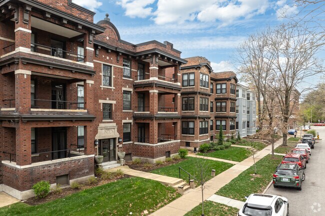 Many Skinker DeBallviere condos have verandas.