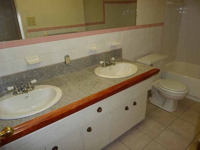 Double sinks in bath