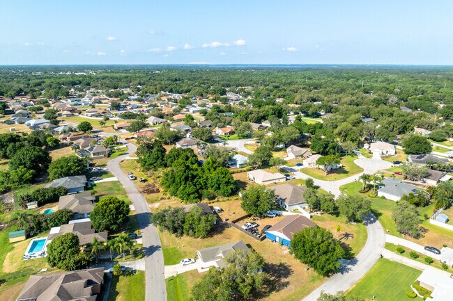 Sun Ridge FL, a small residential community close to Winter Haven is a gem among neighborhoods near the City of Bartow Florida.