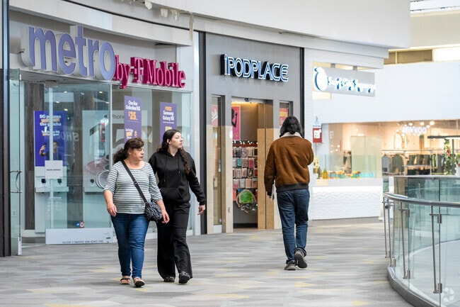 A mother and daughter walking around the mall in the Leyva neighborhood.