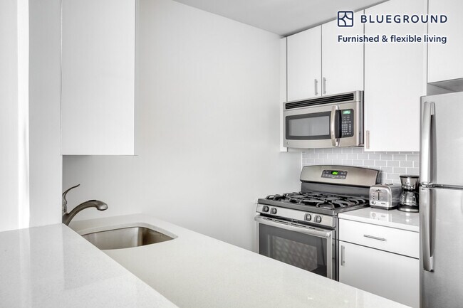 520 W 43rd St unit FL7-ID742, New York, NY 10036 - photo 7