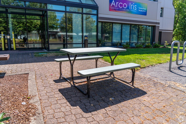 Arco Iris Spanish Immersion School has outdoor tables for students to use in Beaverton.