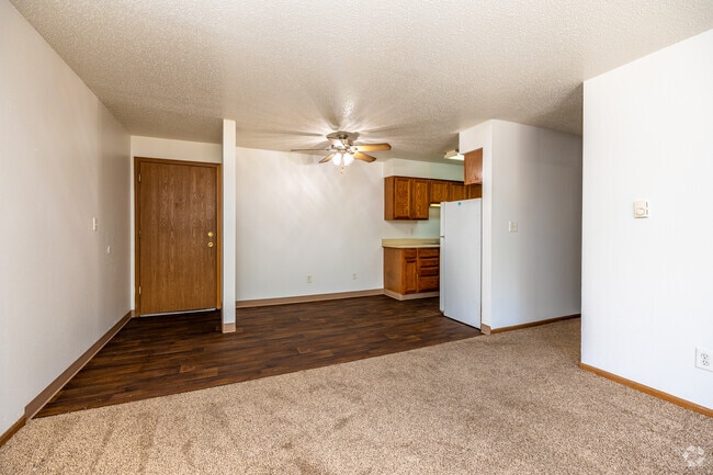 2BR, 1BA - 792 SF