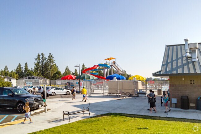 Bidwell Park offers a waterpark that operates in the summer in Dartford.
