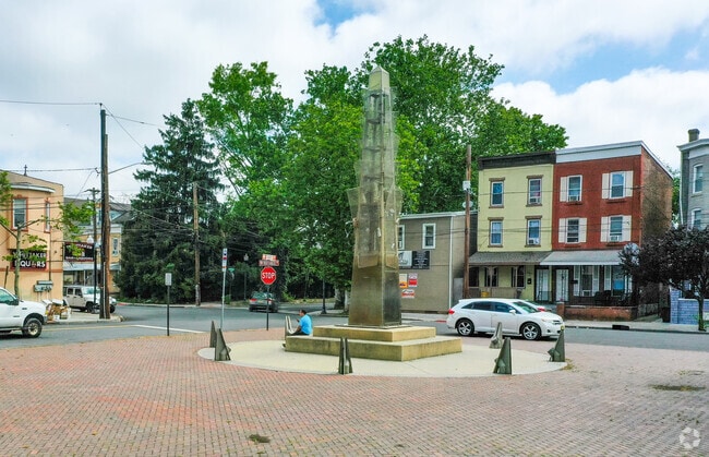 Artwork and monuments can be found in the Chambersburg neighborhood.