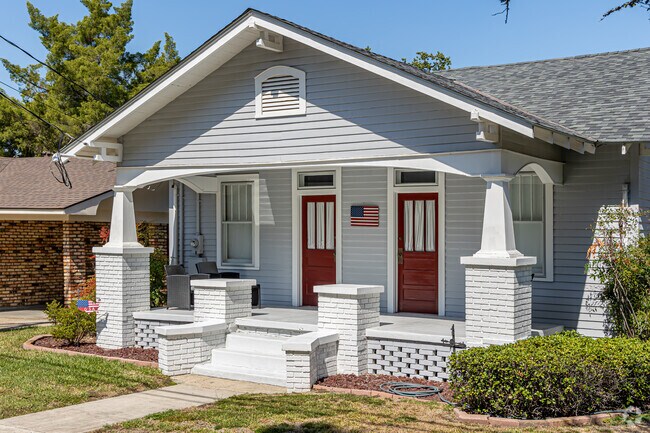 Many homes in Port Allen have large front porches.