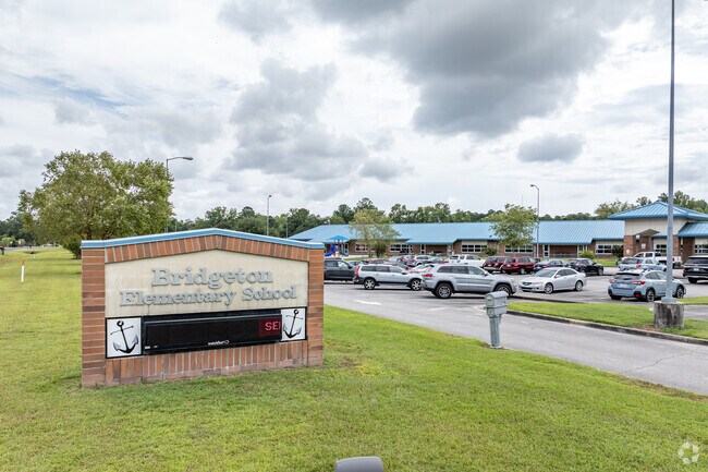 Bridgeton Elementary receives a B- on Niche.com.