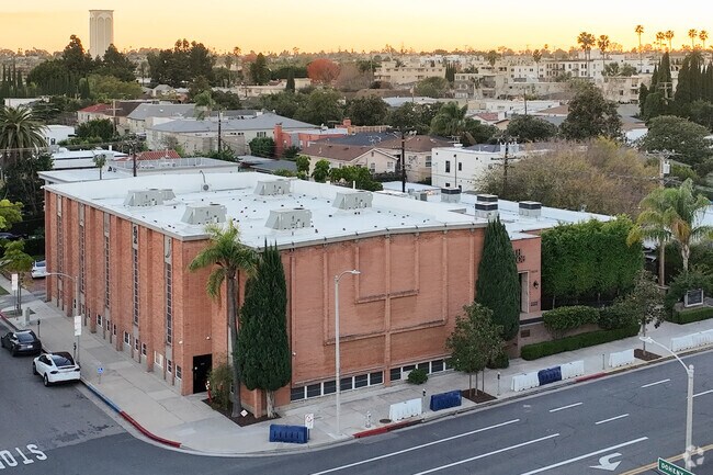 Harkham-GAON Academy is a private, Jewish school located in Beverly Hills