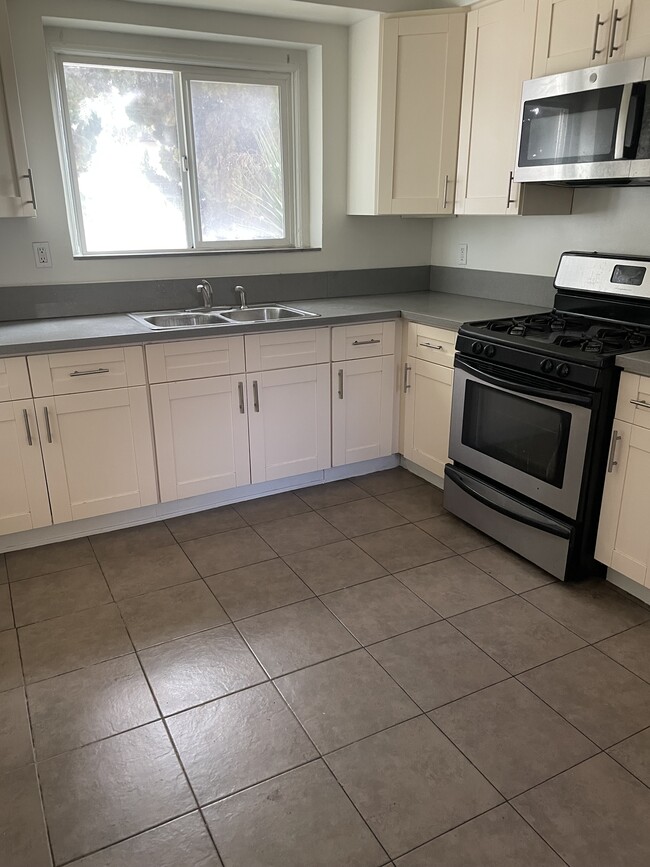 4243 W Slauson Ave unit Slauson, Los Angeles, CA 90043 - photo 2