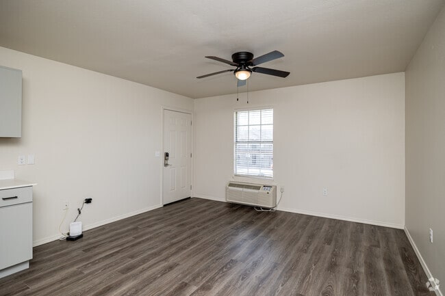 2BR, 1BA - Greenway - Living Room