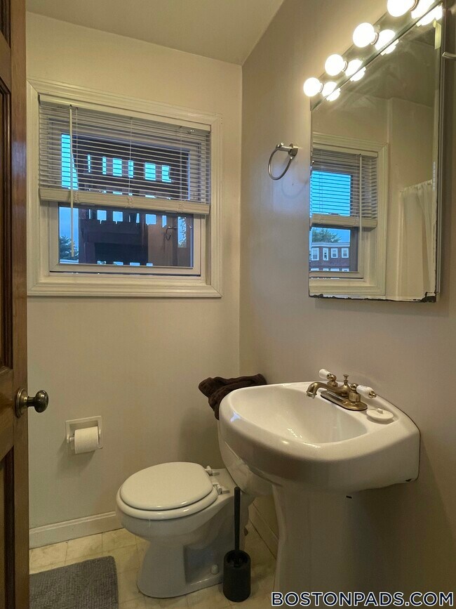 57 Roseland St unit 2, Somerville, MA 02143 - photo 3